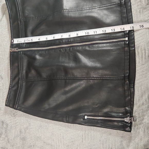 Express, Women's Size 4, Mini Black Faux Leather skirt with  Zipper Detail - Picture 7 of 7